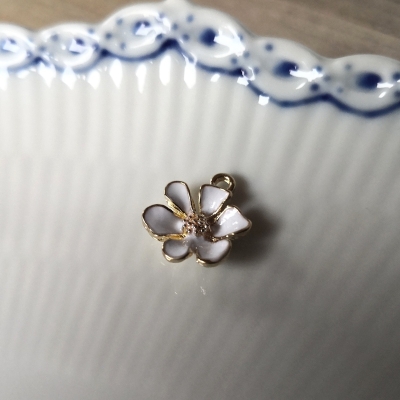 Vedhæng med emalje - blomst...